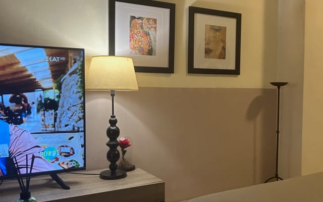 Quarto privado num apartamento moderno e acolhedor em Atenas!