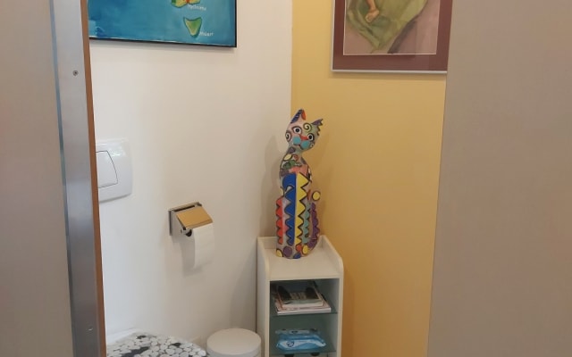 Chambre privée spacieuse avec salle de bain et jardin à Lorraine.