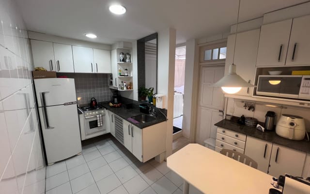 Diogo's listing on misterb&b - Feel free to use the fully equipped kitchen if you want to. It includes a fridge, microwave, oven, airfryer, Nespresso coffee machine and other kitchen supplies.