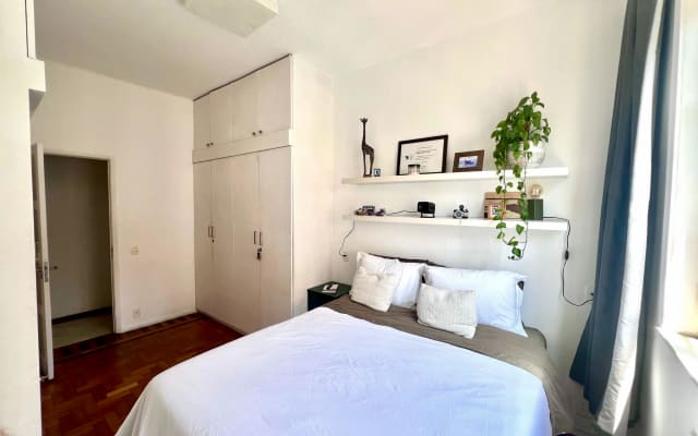 Diogo's listing on misterb&b - Quarto super aconchegante e silencioso com cama queen-size, armário, projetor UHD, ar condicionado e cortina blackout.