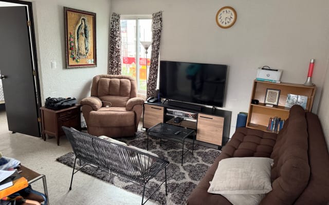 1 camera da letto in appartamento completamente arredato in affitto