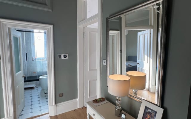 Bright and Stylish Guest Room in Central Edinburgh - Picture 12