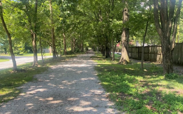 Annonce de Kevin sur misterb&b - The Volintine Evergreen walking trail. About 3 miles long. One block from the B&B. Walk 1/2 mile to Crosstown Concourse which is an urban vertical village in a historic Sears distribution center