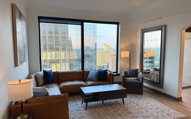 Stunning condo on a high floor in Buckhead. 5 min to MARTA train. - Picture 4