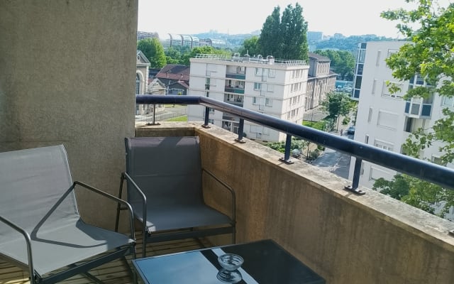 Beautiful T2 apartment facing the Cité Internationale, view of Fourvièr