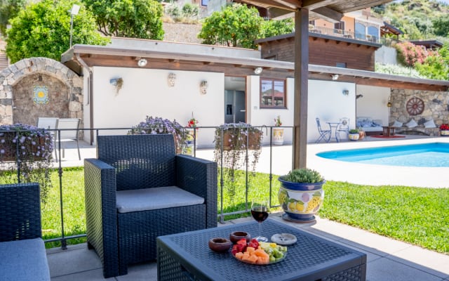 Appartamento a bordo piscina immerso nel verde del giardino