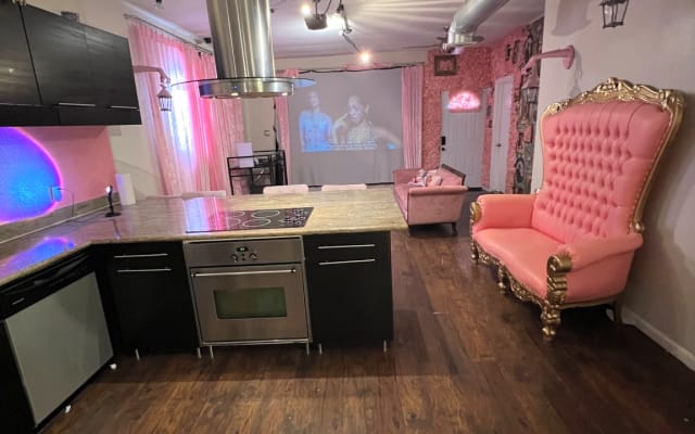 Lagerhaus Zona Rosa in Montrose. Zu Fuß erreichbar zu Homosexuell Bars