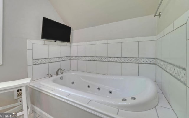 Privates Zimmer mit komplettem Bad und Eingangstür zur Rückseite
