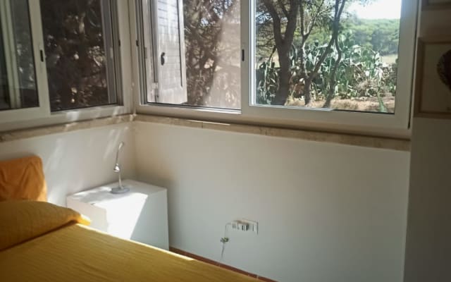 Verbindliche, freistehende Villa inmitten eines Pinienwaldes, 50 m vom