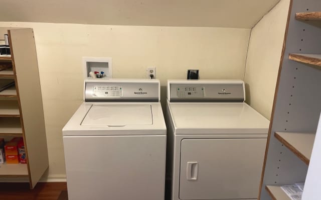O Graystone Manor Loft inclui um quarto privado com kitchenette e casa 