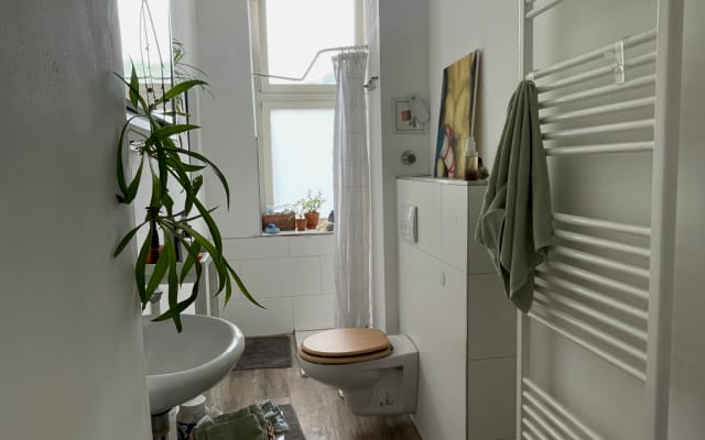 Une chambre dans un immeuble calme à Neukölln.