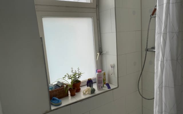 Une chambre dans un immeuble calme à Neukölln.