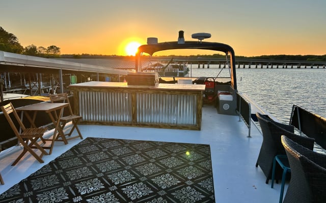 Beautiful houseboat on Lake Wylie Charlotte NC. Sunrise, sunset views.