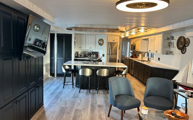 Beautiful houseboat on Lake Wylie Charlotte NC. Sunrise, sunset views.