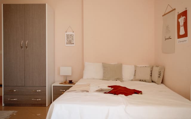 Sam's listing on misterb&b - Double bed.