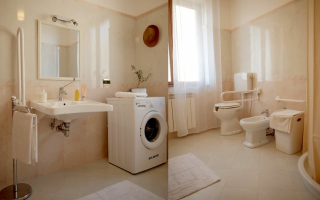 Sam's listing on misterb&b - Large, spacious bathroom