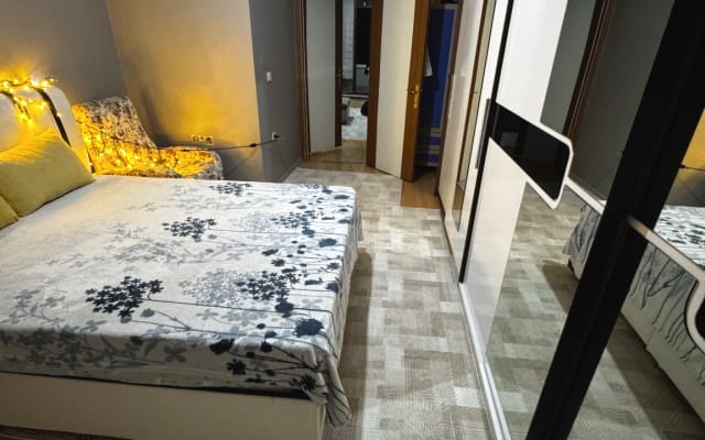 Una habitación cómoda y decente en el centro de la ciudad con fácil...