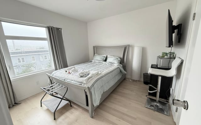 Simple but cozy 1 bedroom with own bathroom near train and buses