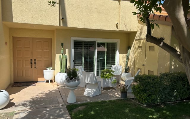 Schönes renoviertes Privatzimmer mit Bad in Palm Springs.