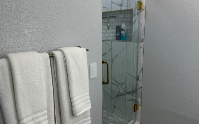 Beautiful renovated private room and bathroom in Palm Springs.  - Picture 8