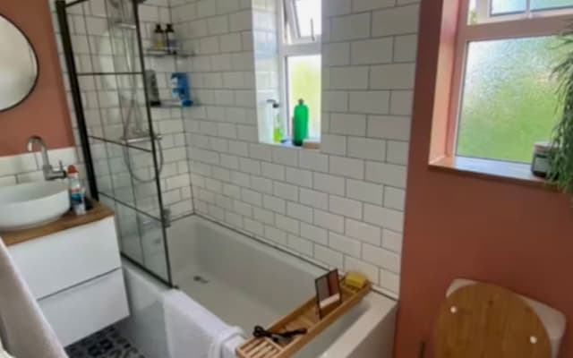 Modern cosy house backing onto oasis of nature at the back