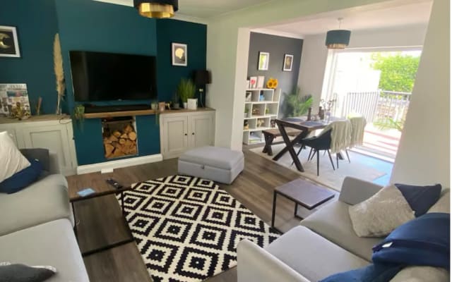 Modern cosy house backing onto oasis of nature at the back
