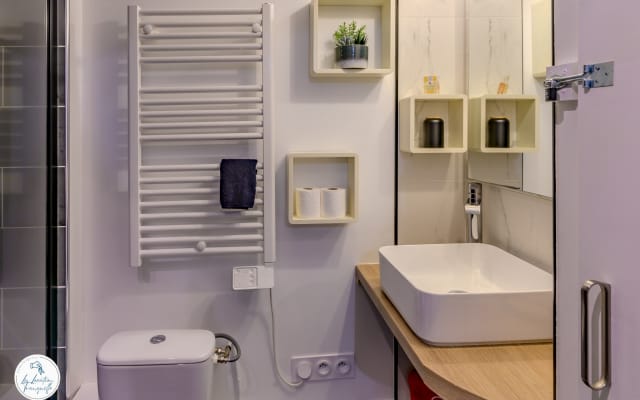 Céline's listing on misterb&b - salle de bain, sèche serviettes électrique et sèche cheveux
