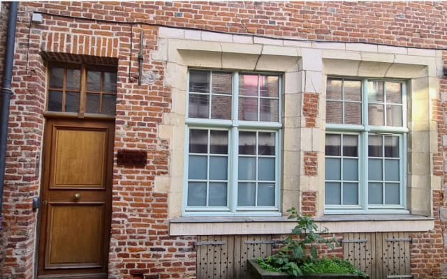 Céline's listing on misterb&b - Extérieur, briques typiques du Nord, cour en pavé