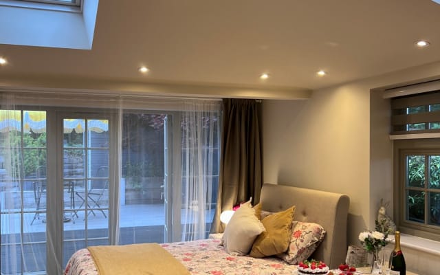 Relaxing bright cottage-style annex romantic & practical !