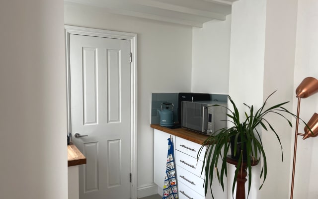 Hari's listing on misterb&b - kitchenette - kettle, mini fridge, combination oven (conventional oven/ microwave and grill)