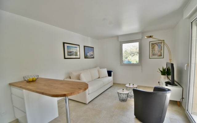 Coquet Studio renoviert in ruhiger Lage mit Terrasse und Parkplatz