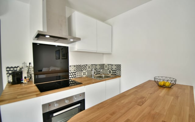 Coquet Studio renoviert in ruhiger Lage mit Terrasse und Parkplatz