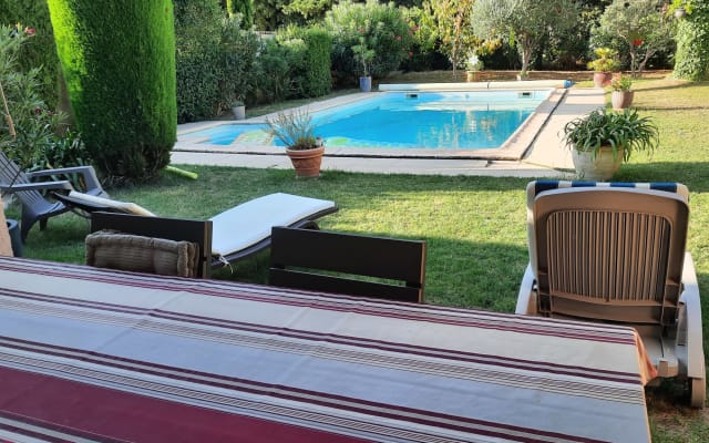 Chambre privée dans maison avec jardin et piscine