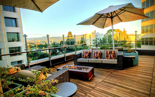 Sterling's listing on misterb&b - Rooftop lounge w/ fireplace and views to Lake Merritt over beautiful redesigned Snow Park  (shared building amenity)