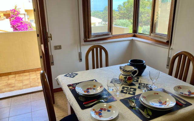 Relax in this lovely and bright apartment near the sea