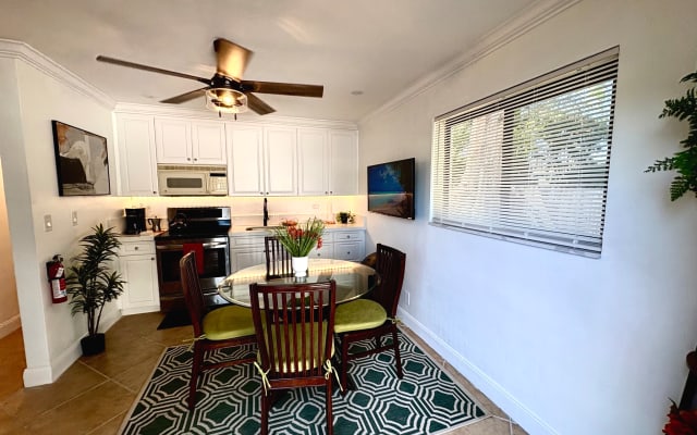 Beautiful, cozy and quiet 2/1 entire home with private parking & yard