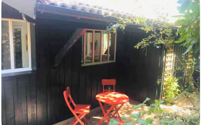 Haus und Pool eingebettet in den Kiefern am See von Lacanau