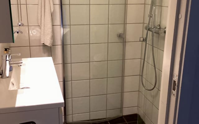Schönes Zimmer und Bad in Wohngemeinschaft, nahe der Stadt.