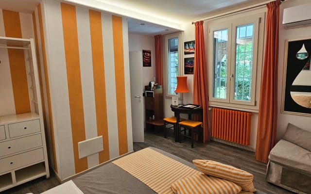 Habitación naranja con jardín en el corazón de Bolonia