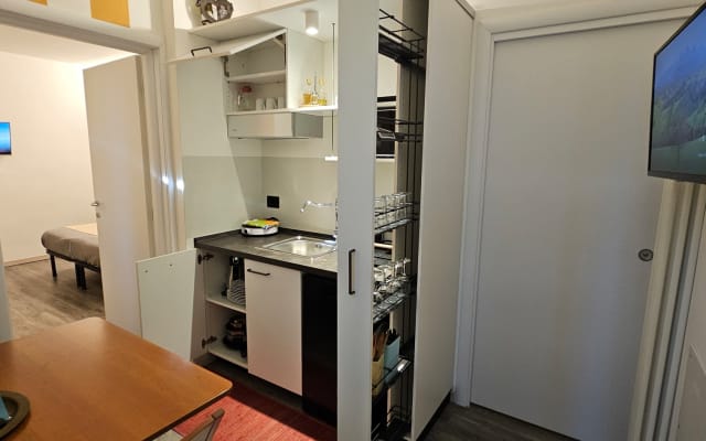Chambre jaune éclairée par un wagon avec jardin au cœur de Bologne