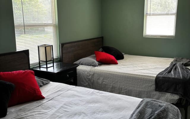 Beautiful 3BR/2BA home, walk to downtown, 5-10 min to Lido & Siesta Ke