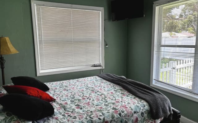 Beautiful 3BR/2BA home, walk to downtown, 5-10 min to Lido & Siesta Ke