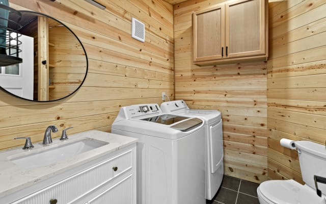 Anuncio de Jackie en misterb&b - Shared outdoor area with a shower room, and the washer and dryer.
