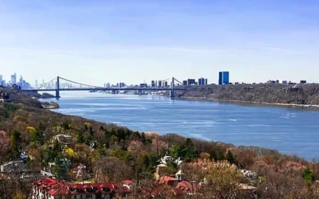 Chris's listing on misterb&b - Hudson River views with quick access to Manhattan
