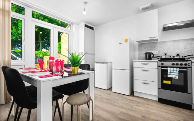 Luxury New House with Free Parking - Picture 5