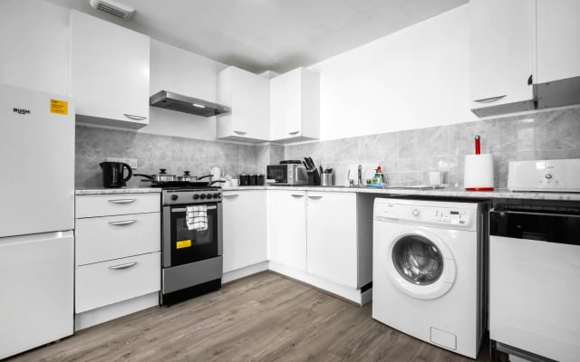 Luxury New House with Free Parking - Picture 6