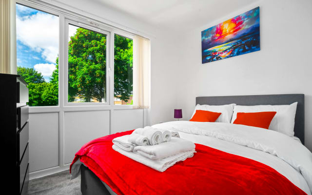 Luxury New House with Free Parking - Picture 12