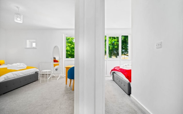 Luxury New House with Free Parking - Picture 14