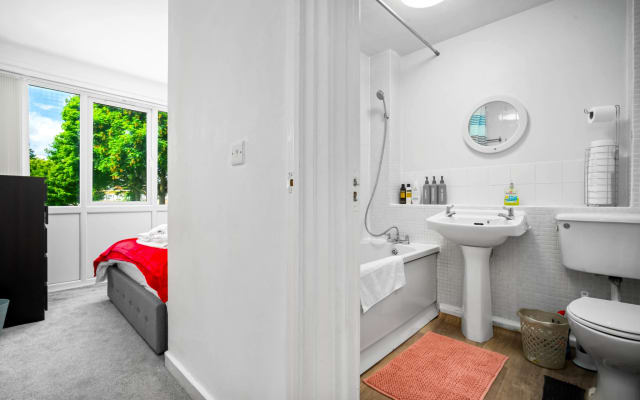 Luxury New House with Free Parking - Picture 15