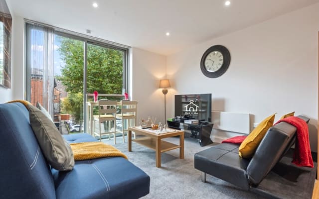 Heart of City Center Apartment with Allocated Parking - Picture 8